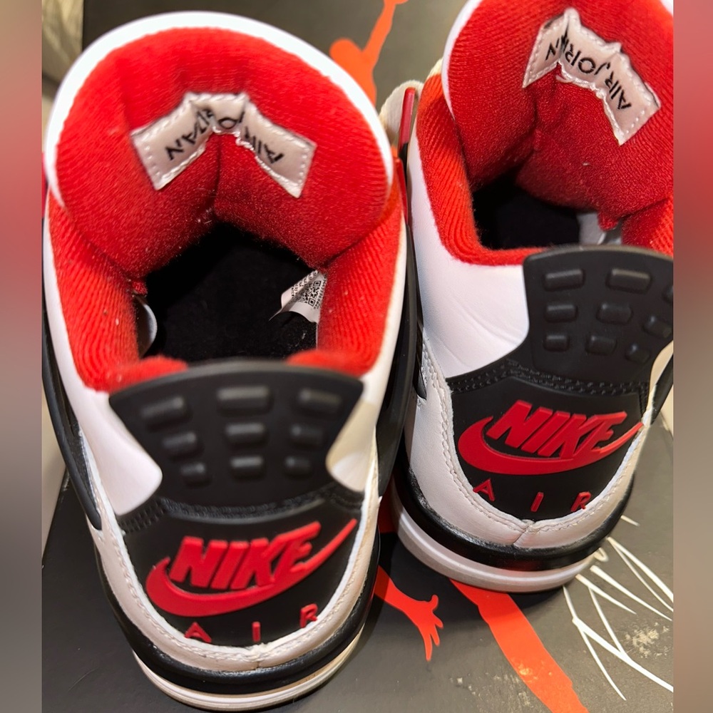 Air Jordan 4 Fire Reds - Picture 5 of 8